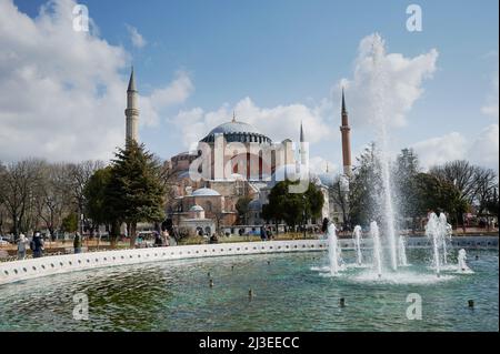 Istanbul, Türkei - 24 2022. März: Menschen gehen im Istanbuler Park mit der Sophie-Moschee auf dem sultanahmet-Platz spazieren Stockfoto