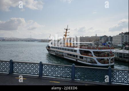 Istanbul, Türkei - März 24 2022: Fähre im Hafen von Istanbul auf dem Stadtbild des Bosporus Stockfoto