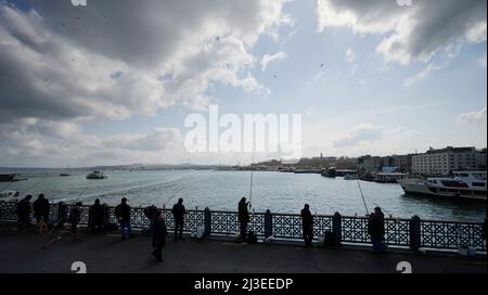 Istanbul, Türkei - 24 2022. März: Viele Fischer in Istanbul fangen Fische von der Brücke aus Stockfoto