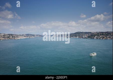Breiter Bosporus-Kanal in der Stadt Istanbul von oben aus gesehen Stockfoto