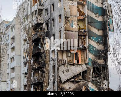 Borodyanka, Ukraine. 06. April 2022. Ein Blick auf ein beschädigtes Gebäude. Nach dem Abzug der russischen Truppe ist das Ausmaß der Zerstörung enorm, und es gibt immer noch Leichen von Menschen, die unter Trümmern begraben sind. Nachdem die Gebäude aufgrund des schweren Beschusses zusammengebrochen waren, erlaubten russische Soldaten den Einheimischen nicht, den Menschen unter den Trümmern zu helfen. (Foto von Jana Cavojska/SOPA Images/Sipa USA) Quelle: SIPA USA/Alamy Live News Stockfoto