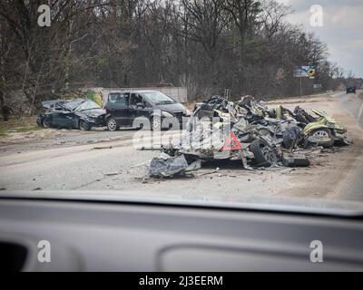 Borodyanka, Ukraine. 06. April 2022. Zerstörtes Auto auf der Straße von Borodyanka gesehen. Nach dem Abzug der russischen Truppe ist das Ausmaß der Zerstörung enorm, und es gibt immer noch Leichen von Menschen, die unter Trümmern begraben sind. Nachdem die Gebäude aufgrund des schweren Beschusses zusammengebrochen waren, erlaubten russische Soldaten den Einheimischen nicht, den Menschen unter den Trümmern zu helfen. (Foto von Jana Cavojska/SOPA Images/Sipa USA) Quelle: SIPA USA/Alamy Live News Stockfoto