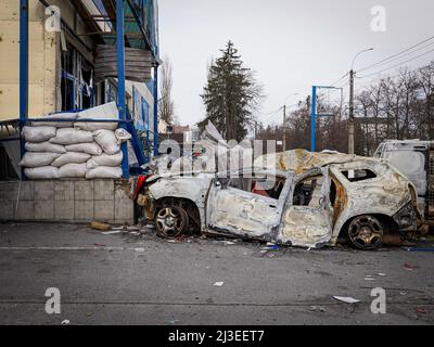 Borodyanka, Ukraine. 06. April 2022. Blockpost für Straßenkämpfe in Borodyanka. Nach dem Abzug der russischen Truppe ist das Ausmaß der Zerstörung enorm, und es gibt immer noch Leichen von Menschen, die unter Trümmern begraben sind. Nachdem die Gebäude aufgrund des schweren Beschusses zusammengebrochen waren, erlaubten russische Soldaten den Einheimischen nicht, den Menschen unter den Trümmern zu helfen. (Foto von Jana Cavojska/SOPA Images/Sipa USA) Quelle: SIPA USA/Alamy Live News Stockfoto