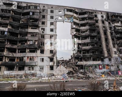 Borodyanka, Ukraine. 06. April 2022. Ein Blick auf ein beschädigtes Gebäude. Nach dem Abzug der russischen Truppe ist das Ausmaß der Zerstörung enorm, und es gibt immer noch Leichen von Menschen, die unter Trümmern begraben sind. Nachdem die Gebäude aufgrund des schweren Beschusses zusammengebrochen waren, erlaubten russische Soldaten den Einheimischen nicht, den Menschen unter den Trümmern zu helfen. (Foto von Jana Cavojska/SOPA Images/Sipa USA) Quelle: SIPA USA/Alamy Live News Stockfoto