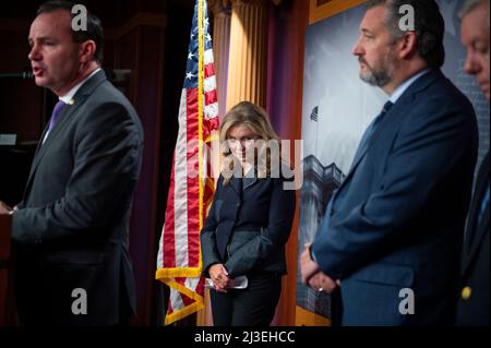 US-Senatorin Marsha Blackburn (Republikaner von Tennessee), zweite von links, US-Senator Ted Cruz (Republikaner von Texas), zweite von rechts, und US-Senator Lindsey Graham (Republikaner von South Carolina), rechts, während US-Senator Mike Lee (Republikaner von Utah), links, Gibt vor der Abstimmung im Senat im US-Kapitol in Washington, DC, am Donnerstag, den 7. April 2022, eine Stellungnahme zu seiner Ablehnung der noch ausstehenden Bestätigung von Richter Ketanji Brown Jackson als Associate Justice des Obersten Gerichtshofs der Vereinigten Staaten ab. Kredit: Rod Lamkey/CNP /MediaPunch Stockfoto