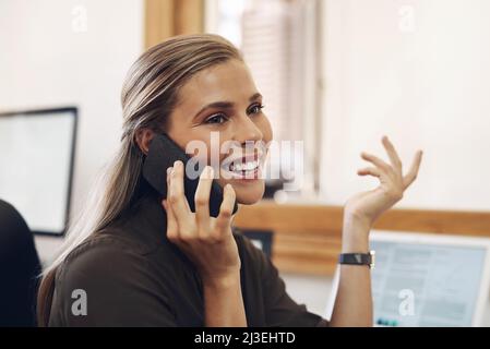 Große Dinge im Geschäft verfolgen. Aufnahme einer jungen Geschäftsfrau, die in einem Büro auf einem Mobiltelefon spricht. Stockfoto