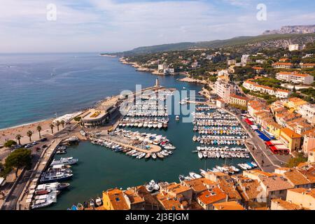 Luftaufnahme von Cassis Stadtbild an der Mittelmeerküste mit Yachthafen Stockfoto