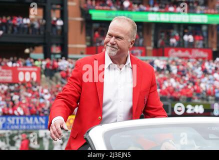 Der ehemalige St. Louis Cardinals-Schläger Mark McGwire winkt den Fans zu, als er am Eröffnungstag in St. Louis am Donnerstag, dem 7. April 2022, vor einem Spiel gegen die Pittsburgh Pirates auf der Rennstrecke gefahren wird. Foto von Bill Greenblatt/UPI Stockfoto