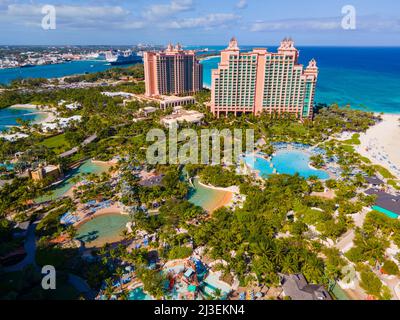 Luftaufnahme der Bucht und des Reef Tower im Atlantis Hotel auf Paradise Island, Bahamas. Stockfoto