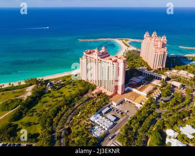 Luftaufnahme der Bucht und des Reef Tower im Atlantis Hotel auf Paradise Island, Bahamas. Stockfoto