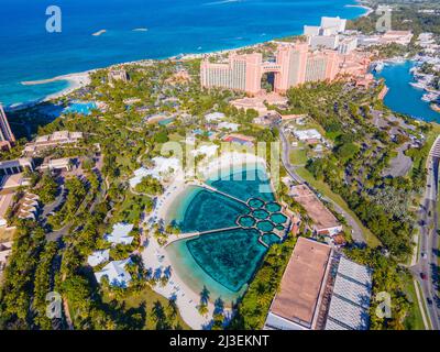 Dolphin Cay Luftaufnahme und Royal Tower im Atlantis Hotel auf Paradise Island, Bahamas. Stockfoto