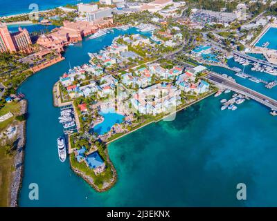 Luftaufnahme der Harbourside Villas und Paradise Island im Hafen von Nassau, von Paradise Island, Bahamas. Stockfoto