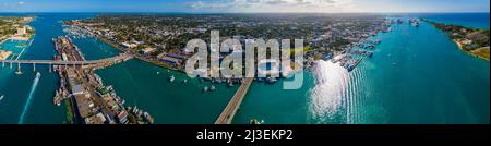 Luftaufnahme der Harbourside Villas und Paradise Island Bridge im Hafen von Nassau, von Paradise Island, Bahamas. Stockfoto