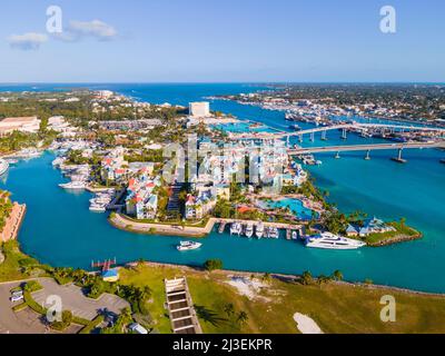 Luftaufnahme der Harbourside Villas und Paradise Island im Hafen von Nassau, von Paradise Island, Bahamas. Stockfoto