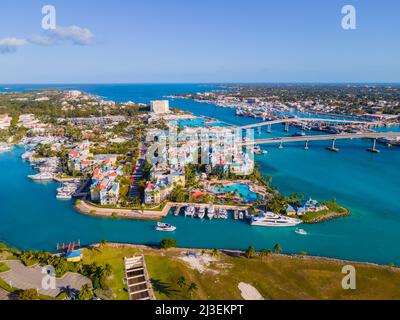 Luftaufnahme der Harbourside Villas und Paradise Island im Hafen von Nassau, von Paradise Island, Bahamas. Stockfoto