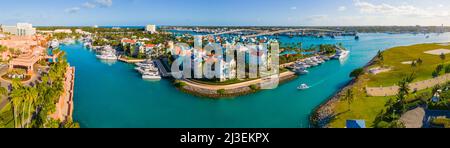 Luftaufnahme der Harbourside Villas und Paradise Island Bridge im Hafen von Nassau, von Paradise Island, Bahamas. Stockfoto