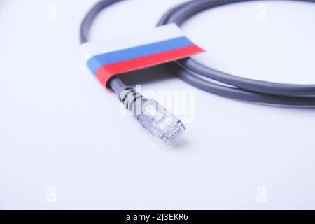 Internet und Russland. Internet-Kabel auf dem Hintergrund der russischen Flagge. Stockfoto