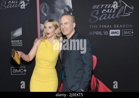 Los Angeles, USA. 07. April 2022. (L-R) Rhea Seehorn und Bob Odenkirk bei der Premiere von AMCs BETTER CALL SAUL Sixth and Final Season, die am Donnerstag, dem 7. April 2022, im Hollywood Legion Theatre in Hollywood, CA, stattfand. (Foto: Sthanlee B. Mirador/Sipa USA) Quelle: SIPA USA/Alamy Live News Stockfoto