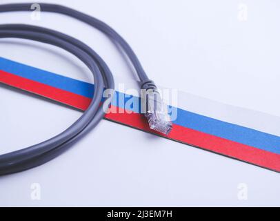 Internet und Russland. Internet-Kabel auf dem Hintergrund der russischen Flagge. Stockfoto