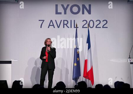 Lyon, Frankreich. 07. April 2022. Die rechte Regionalratspräsidentin und Präsidentschaftskandidatin Valerie Pecresse (LR) der Region Ile-de-France hält am 7. April 2022 eine Rede während einer Wahlkampfveranstaltung im Matmut-Stadion in Lyon, Zentralfrankreich. Die französischen Wähler kommen am 10. Und 24. April zu den Wahlurnen für eine zweirunde Präsidentschaftswahl. Foto von Mathis Boussuge/ABACAPRESS.COM Quelle: Abaca Press/Alamy Live News Stockfoto