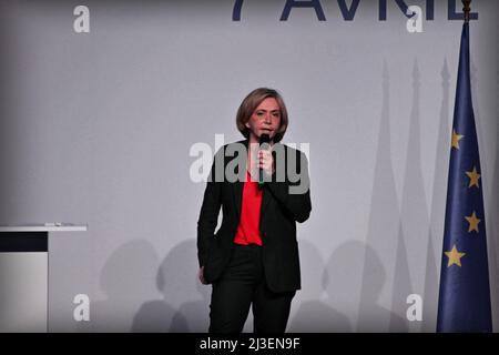 Lyon, Frankreich. 07. April 2022. Die rechte Regionalratspräsidentin und Präsidentschaftskandidatin Valerie Pecresse (LR) der Region Ile-de-France hält am 7. April 2022 eine Rede während einer Wahlkampfveranstaltung im Matmut-Stadion in Lyon, Zentralfrankreich. Die französischen Wähler kommen am 10. Und 24. April zu den Wahlurnen für eine zweirunde Präsidentschaftswahl. Foto von Mathis Boussuge/ABACAPRESS.COM Quelle: Abaca Press/Alamy Live News Stockfoto