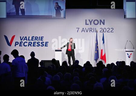 Lyon, Frankreich. 07. April 2022. Die rechte Regionalratspräsidentin und Präsidentschaftskandidatin Valerie Pecresse (LR) der Region Ile-de-France hält am 7. April 2022 eine Rede während einer Wahlkampfveranstaltung im Matmut-Stadion in Lyon, Zentralfrankreich. Die französischen Wähler kommen am 10. Und 24. April zu den Wahlurnen für eine zweirunde Präsidentschaftswahl. Foto von Mathis Boussuge/ABACAPRESS.COM Quelle: Abaca Press/Alamy Live News Stockfoto