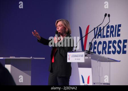 Lyon, Frankreich. 07. April 2022. Die rechte Regionalratspräsidentin und Präsidentschaftskandidatin Valerie Pecresse (LR) der Region Ile-de-France hält am 7. April 2022 eine Rede während einer Wahlkampfveranstaltung im Matmut-Stadion in Lyon, Zentralfrankreich. Die französischen Wähler kommen am 10. Und 24. April zu den Wahlurnen für eine zweirunde Präsidentschaftswahl. Foto von Mathis Boussuge/ABACAPRESS.COM Quelle: Abaca Press/Alamy Live News Stockfoto