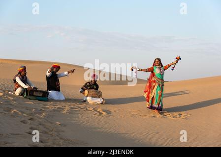 Tribal Tanz in den Sanddünen in sam Sanddünen Jaisalmer, Indien Stockfoto