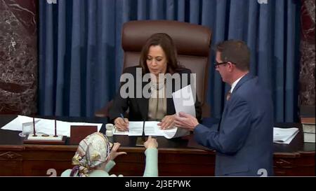 Washington, Usa. 07. April 2022. Die Vizepräsidentin der Vereinigten Staaten, Kamala Harris, nimmt am Donnerstag zum Abschluss der Abstimmung des US-Senats über die Ernennung von Richter Ketanji Brown Jackson zum Associate Justice des Obersten Gerichtshofs der Vereinigten Staaten in der US-Senatskammer im US-Kapitol in Washington, DC, USA, zur Kenntnis, 7. April 2022. Richter Brown wurde mit einer Stimme von 53 - 47 bestätigt. Foto von US Senate TV via CNP/ABACAPRESS.COM Quelle: Abaca Press/Alamy Live News Stockfoto