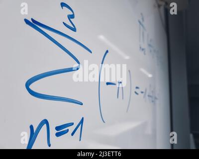 Mathematische Symbole einer Gleichung aus einem Mathematikvortrag auf einem Whiteboard Stockfoto