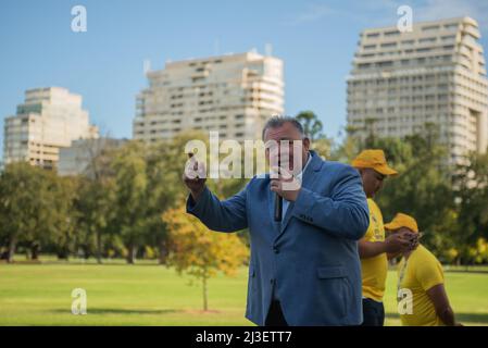 8.. April 2022, Melbourne, Australien. Craig Kelly, Mitglied der australischen United Party, veranstaltet ein Meet and Greet Barbecue im Fawkner Park. Quelle: Jay Kogler/Alamy Live News Stockfoto