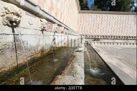 Fontana DELLE 99 CANNELLE, ein Brunnen, der in der Stadt LAquila in den Abruzzen in Mittelitalien als Auslaufen bezeichnet wird Stockfoto