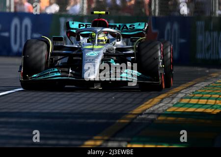 Albert Park, Melbourne, Australien. 8. April 2022. FIA Formula 1 Australian Grand Prix, Freie Trainingseinheiten; Lewis Hamilton aus Großbritannien fährt die Nummer 44 Mercedes AMG Petronas F1 Team W13 fährt während des Trainings Credit: Action Plus Sports/Alamy Live News Stockfoto