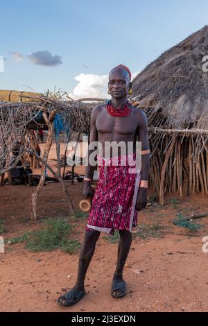 Turmi, Omo River Valley, Äthiopien - 10. Mai 2019: Porträt eines Hamar-Mannes im Dorf Hamar. Hamars sind der ursprüngliche Stamm im Südwesten Äthiopiens. Stockfoto