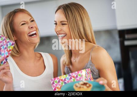 Schöne zwei Erwachsene Mädchen im Haus mit Geburtstagskuchen Stockfoto