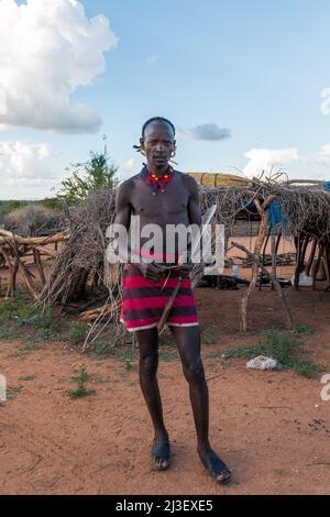 Turmi, Omo River Valley, Äthiopien - 10. Mai 2019: Porträt eines Hamar-Mannes im Dorf Hamar. Hamars sind der ursprüngliche Stamm im Südwesten Äthiopiens. Stockfoto