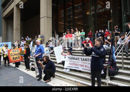 Sydney, Australien. 8.. April 2022. Menschen, Gewerkschaften, Klimagerechtigkeitsgruppen und Unterstützer von Gomeroi nahmen an einer Kundgebung vor dem Bundesgericht in der Phillip Street 184 Teil, mitten in einer großen Anhörung vor dem Native Title Tribunal. Die Demonstranten widerstanden den Versuchen von Santos und der Commonwealth- und der NSW-Regierung, Gomeroi zu enteignen und Platz für das Gasprojekt Pillaga (Narrabri) zu machen. Bei diesem Projekt würden 850 Kohlesäumen-Gasbohrungen 127 Millionen Tonnen (CO2 Äquivalent) in die Atmosphäre spucken. Die reiche Kulturlandschaft der Pillaga, das Wasser des Großen Artesischen Beckens, Bauernhof Stockfoto