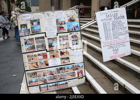 Sydney, Australien. 8.. April 2022. Menschen, Gewerkschaften, Klimagerechtigkeitsgruppen und Unterstützer von Gomeroi nahmen an einer Kundgebung vor dem Bundesgericht in der Phillip Street 184 Teil, mitten in einer großen Anhörung vor dem Native Title Tribunal. Die Demonstranten widerstanden den Versuchen von Santos und der Commonwealth- und der NSW-Regierung, Gomeroi zu enteignen und Platz für das Gasprojekt Pillaga (Narrabri) zu machen. Bei diesem Projekt würden 850 Kohlesäumen-Gasbohrungen 127 Millionen Tonnen (CO2 Äquivalent) in die Atmosphäre spucken. Die reiche Kulturlandschaft der Pillaga, das Wasser des Großen Artesischen Beckens, Bauernhof Stockfoto