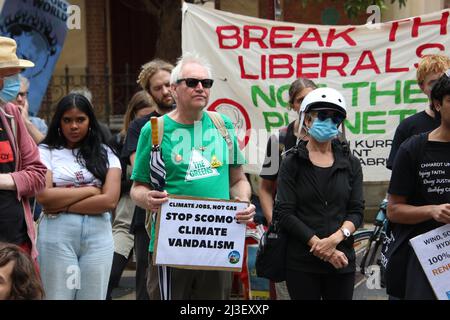 Sydney, Australien. 8.. April 2022. Menschen, Gewerkschaften, Klimagerechtigkeitsgruppen und Unterstützer von Gomeroi nahmen an einer Kundgebung vor dem Bundesgericht in der Phillip Street 184 Teil, mitten in einer großen Anhörung vor dem Native Title Tribunal. Die Demonstranten widerstanden den Versuchen von Santos und der Commonwealth- und der NSW-Regierung, Gomeroi zu enteignen und Platz für das Gasprojekt Pillaga (Narrabri) zu machen. Bei diesem Projekt würden 850 Kohlesäumen-Gasbohrungen 127 Millionen Tonnen (CO2 Äquivalent) in die Atmosphäre spucken. Die reiche Kulturlandschaft der Pillaga, das Wasser des Großen Artesischen Beckens, Bauernhof Stockfoto