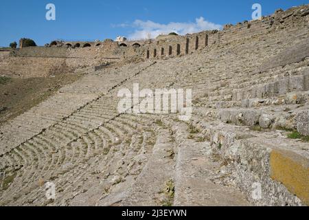 Der Blick auf das steile Theater, Platz für ca. 10.000 Personen. Auf dem alten Hügel der spätgriechischen Stadt Pergamon, in der Nähe von Bergama, Türkei. Stockfoto