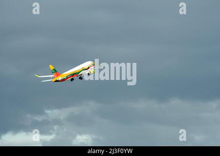 Riga, Lettland - 19. August 2021: AirBaltic Airbus A220-300 YL-CSK in den Farben der litauischen Flagge starten vom RIX-Flughafen Stockfoto