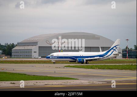 Riga, Lettland - 31. August 2021: Flugzeug Boeing 737 VP-BCK von ATRAN - Aviatrans Cargo Airlines auf dem Internationalen Flughafen Riga (RIX) Stockfoto