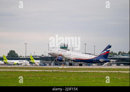 Riga, Lettland - 31. August 2021: Der Airbus A320 VQ-BIU von Russian Airlines hebt am bewölkten Herbsttag vom internationalen Flughafen RIX ab Stockfoto