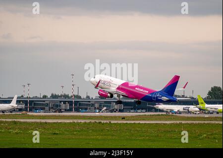 Riga, Lettland - 31. August 2021: Wizzair Airbus A320 HA-LYM hebt am bewölkten Herbsttag vom RIX International Airport ab Stockfoto