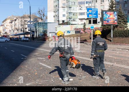 Kiew, Ukraine. 26.. Februar 2022. Retter tragen ihre Werkzeuge, um die Trümmer eines zerstörten Gebäudes in Kiew zu zerschneiden. Nach dem Beschuss der russischen Truppen wurde ein Gebäude in Kiew zerstört. Russland marschierte am 24. Februar 2022 in die Ukraine ein und löste damit den umfangreichsten militärischen Angriff in Europa seit dem Zweiten Weltkrieg aus (Bild: © Mykhaylo Palinchak/SOPA Images via ZUMA Press Wire) Stockfoto