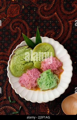 Pethulo, Srabi und Putu Mayang serviert mit Kokosmilch-Palmzucker-Sirup, einem traditionellen indonesischen Dessert aus Ost-Java. Draufsicht Stockfoto