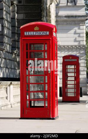 Zwei rote Telefonzellen im alten Stil in London in Reihe (geringe Schärfentiefe) Stockfoto