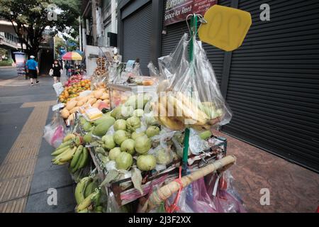 Fresh Fruit Street Food Seller auf der Sukhumvit Road Touristengegend zwischen Soi Asoke und Soi Nana in Bangkok, Thailand Stockfoto