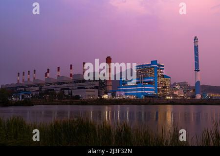 Lampang, Thailand - 15. März 2022 - Blick auf das Mae Moh Kraftwerk in Lampang, Thailand am Abend des 15. März 2022 bei schönem Sonnenuntergang Stockfoto