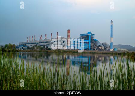 Lampang, Thailand - 15. März 2022 - Blick auf das Mae Moh-Kraftwerk in Lampang, Thailand, am Abend des 15. März 2022 Stockfoto